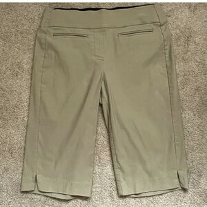 APT 9 stretch beige capris in size L. Excellent condition